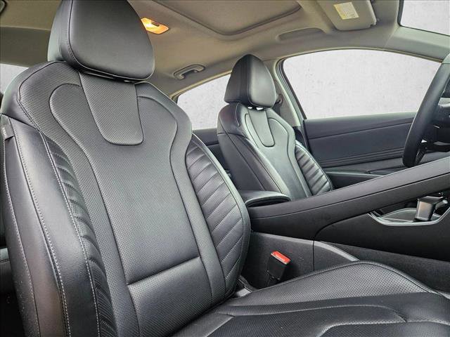 Used 2025 Hyundai Elantra Limited image 22