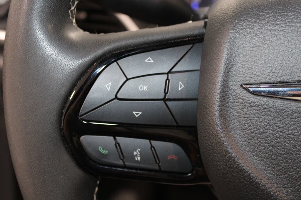 Used 2025 Chrysler Pacifica Limited FWD image 32