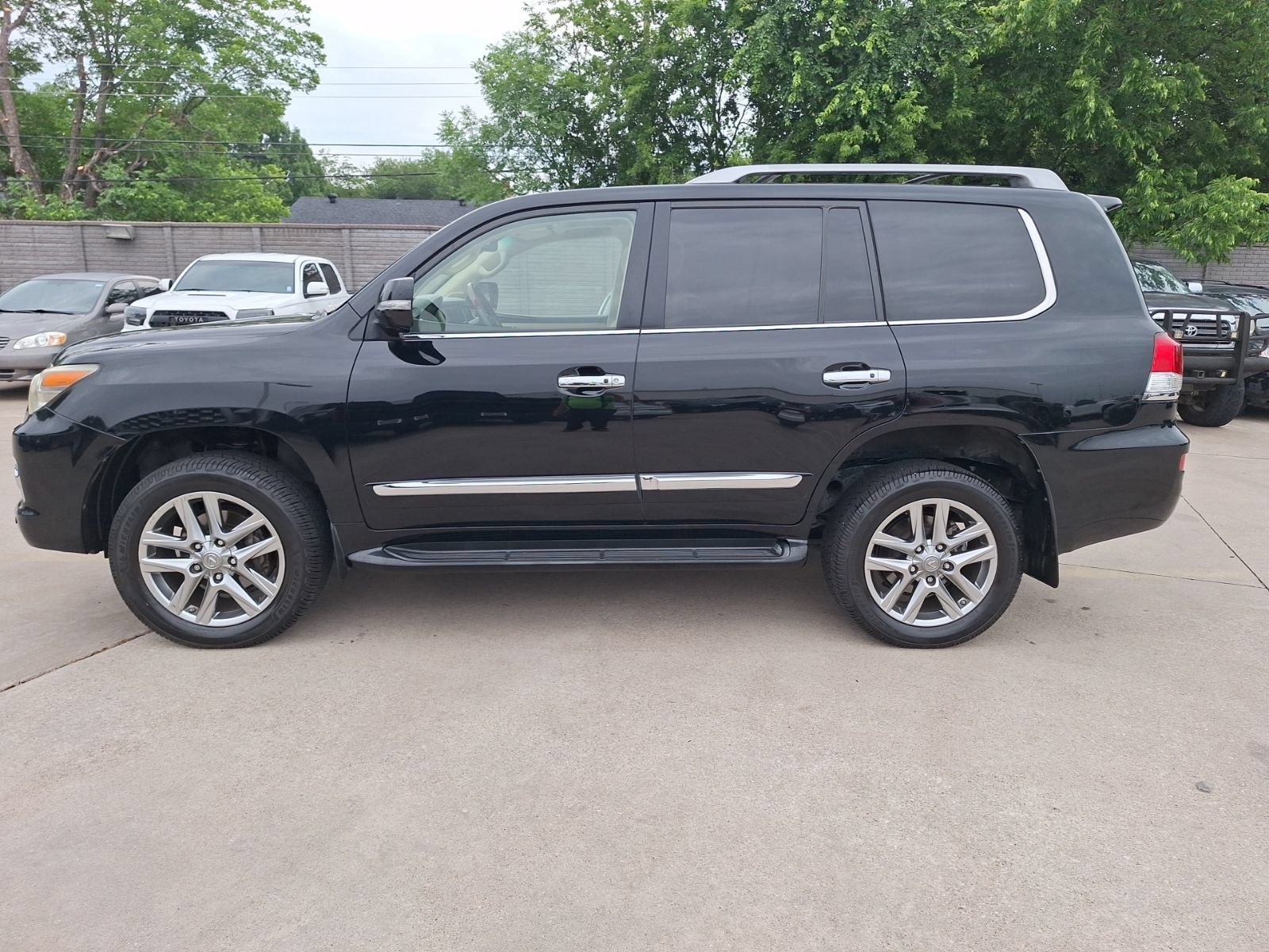 Used 2013 Lexus LX 570 4WD w/ Luxury Pkg image 3