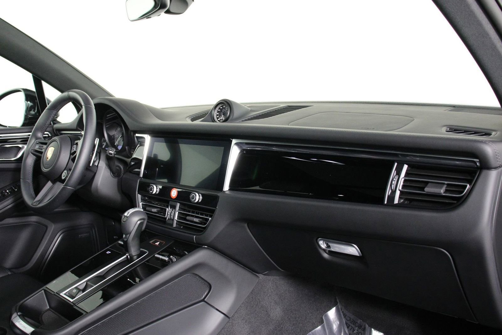 Certified 2025 Porsche Macan S image 24