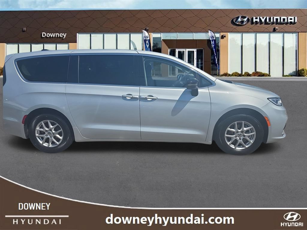 Used 2024 Chrysler Pacifica Touring-L FWD image 6