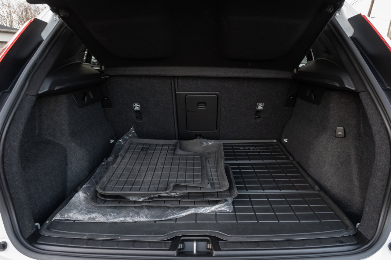 Used 2023 Volvo XC40 B5 Plus image 24