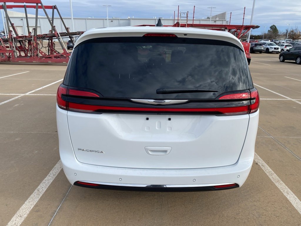 Used 2025 Chrysler Pacifica Select image 5