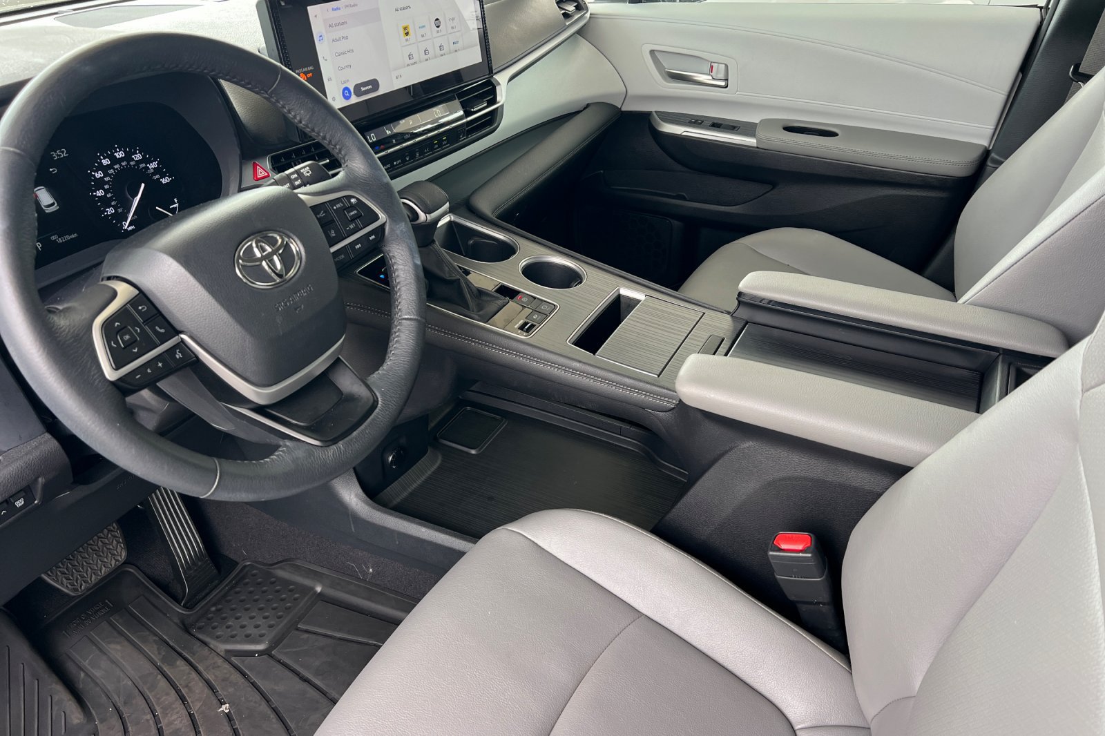 Certified 2025 Toyota Sienna XLE FWD image 9