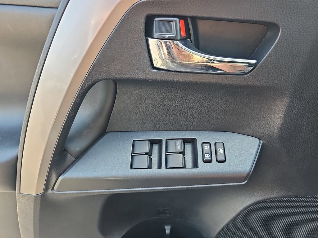 Used 2018 Toyota RAV4 XLE AWD/4WD image 31