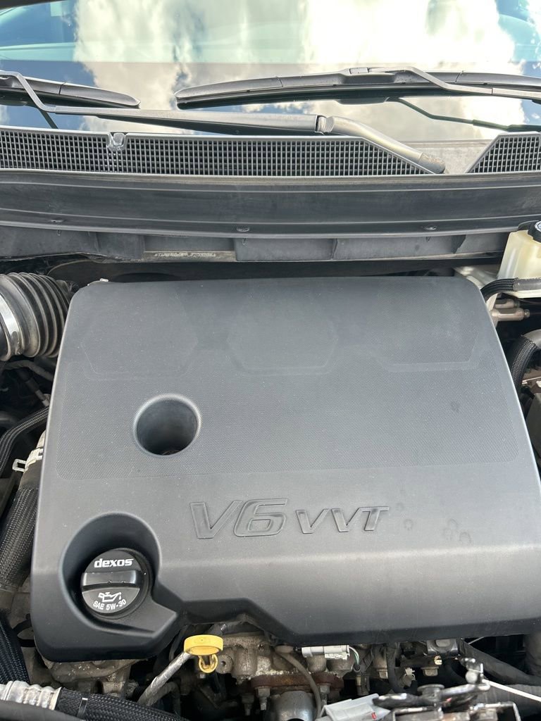 Used 2020 Chevrolet Traverse LT FWD image 2