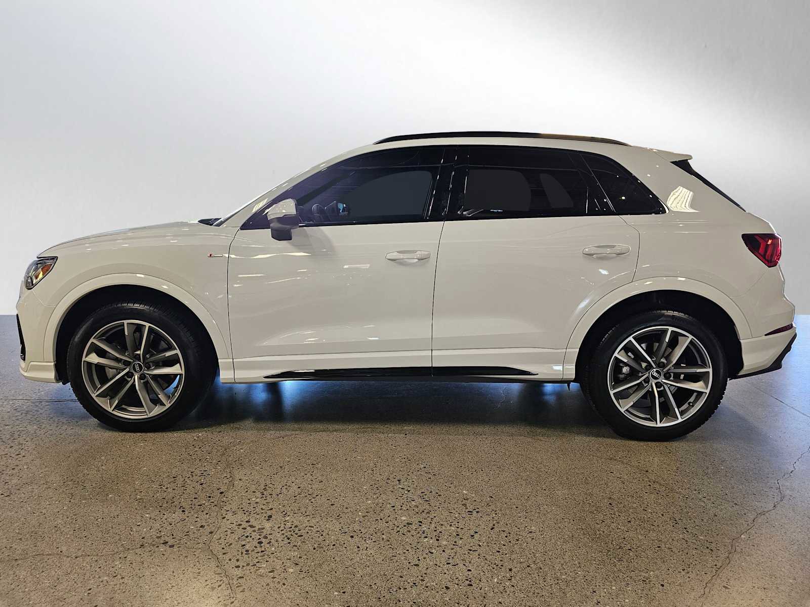 Used 2025 Audi Q3 2.0T Premium w/ Convenience Package image 4