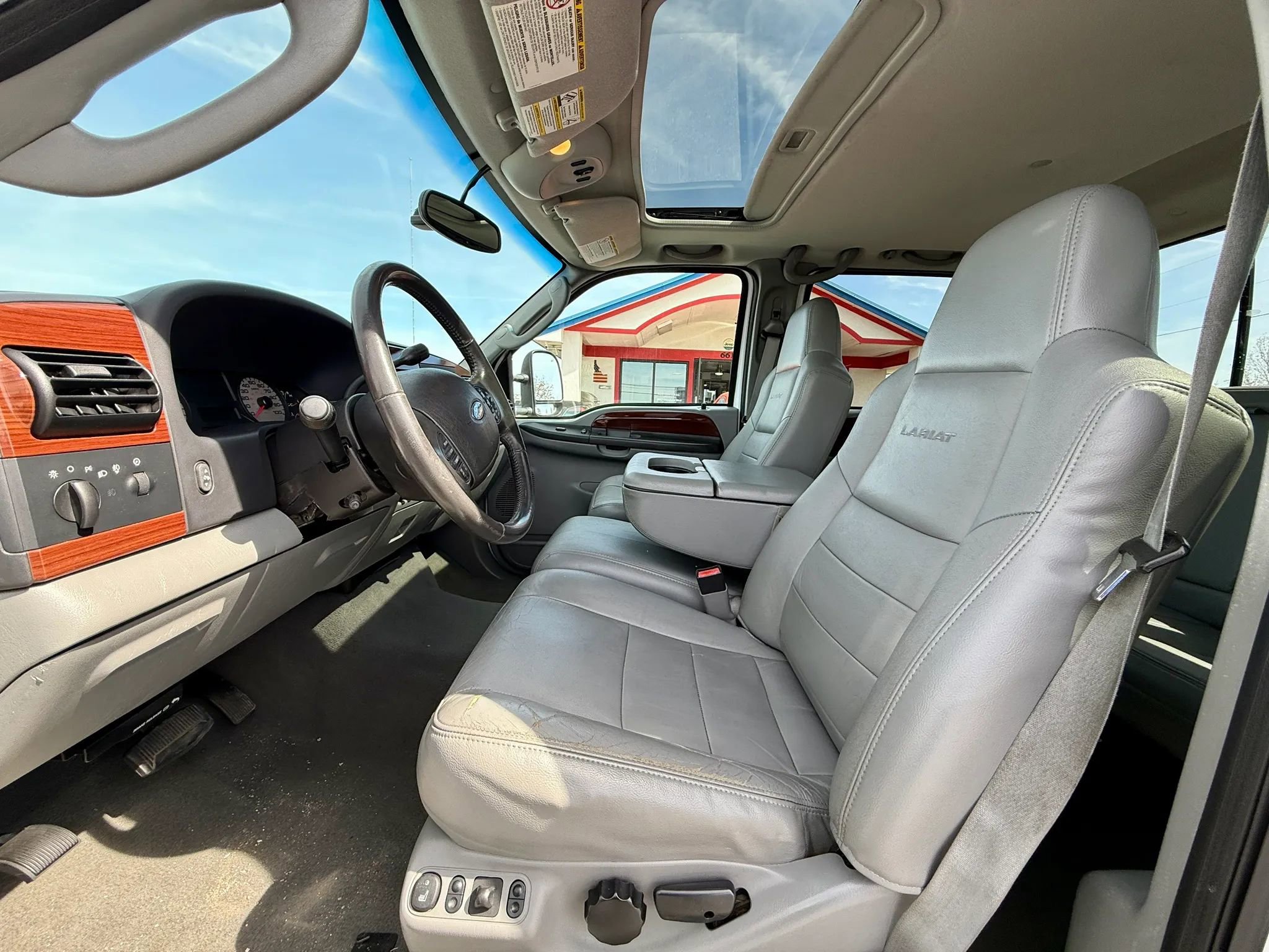 Used 2005 Ford F350 Lariat image 10