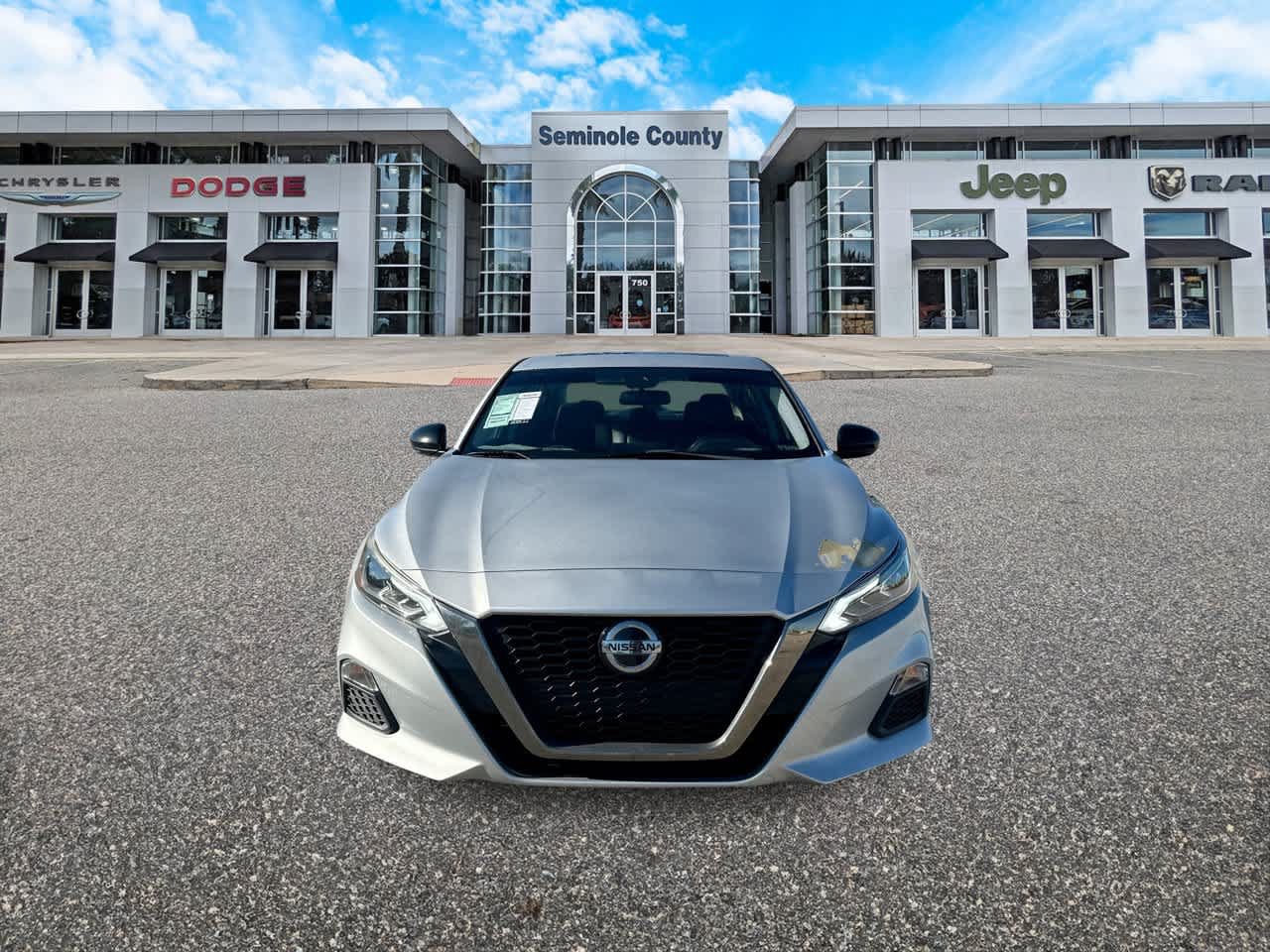Used 2020 Nissan Altima 2.5 SR w/ Premium Package FWD image 3