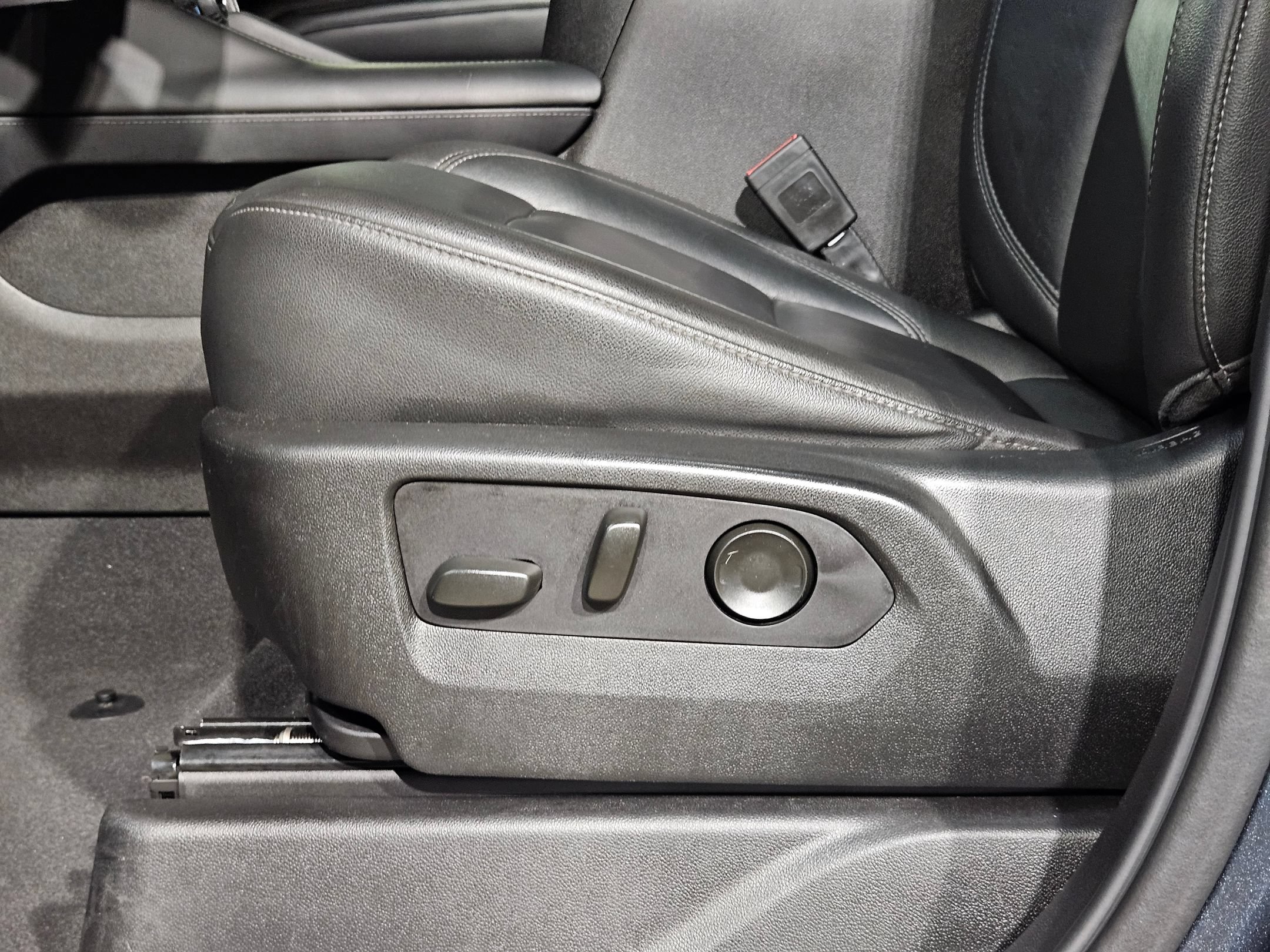 Used 2021 Chevrolet Tahoe Z71 w/ Luxury Package AWD/4WD image 24