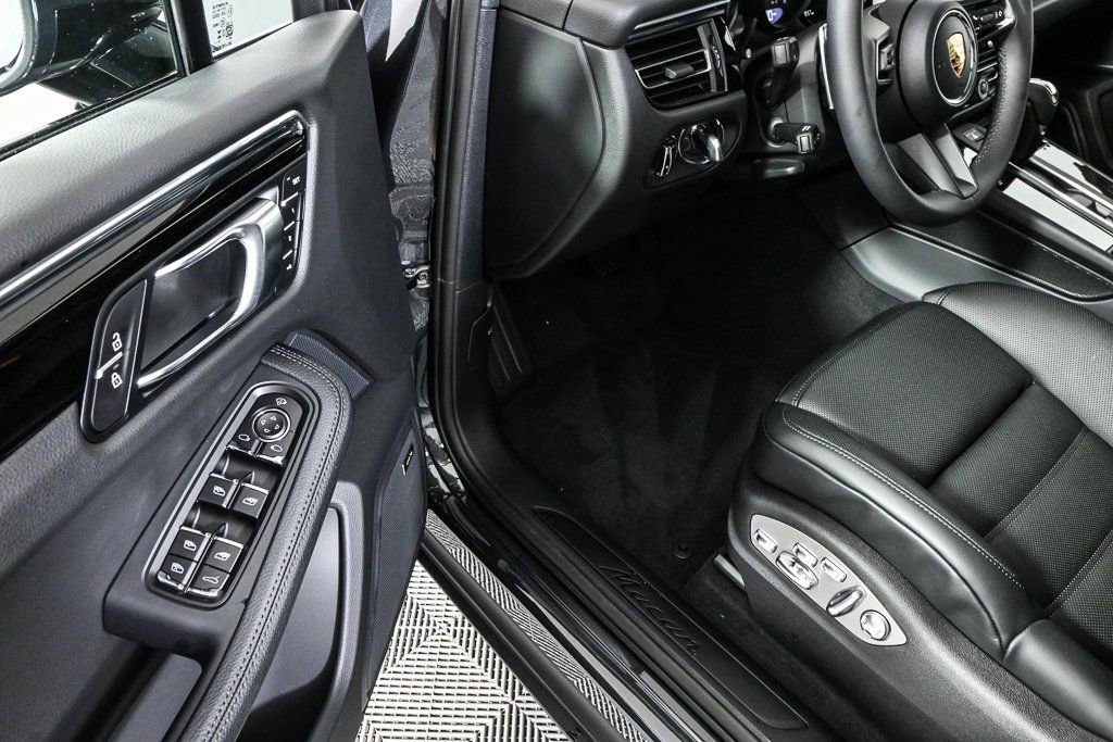 Certified 2026 Porsche Macan AWD/4WD image 8