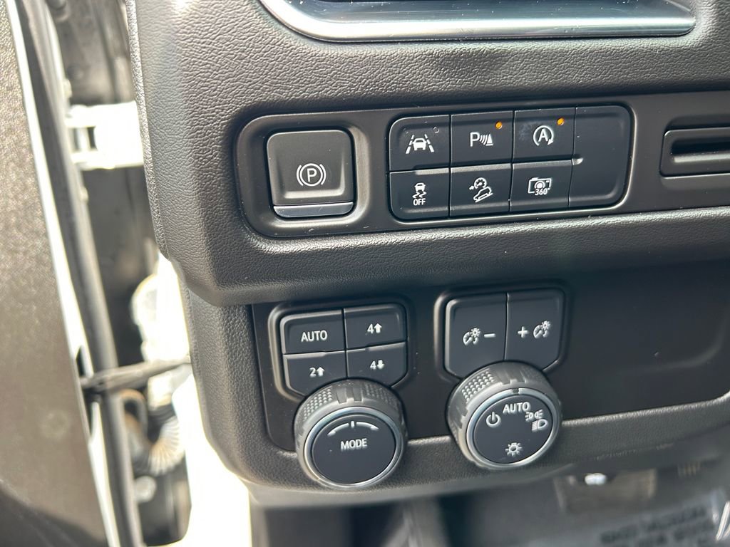 Used 2023 Chevrolet Tahoe Z71 w/ Luxury Package AWD/4WD image 19