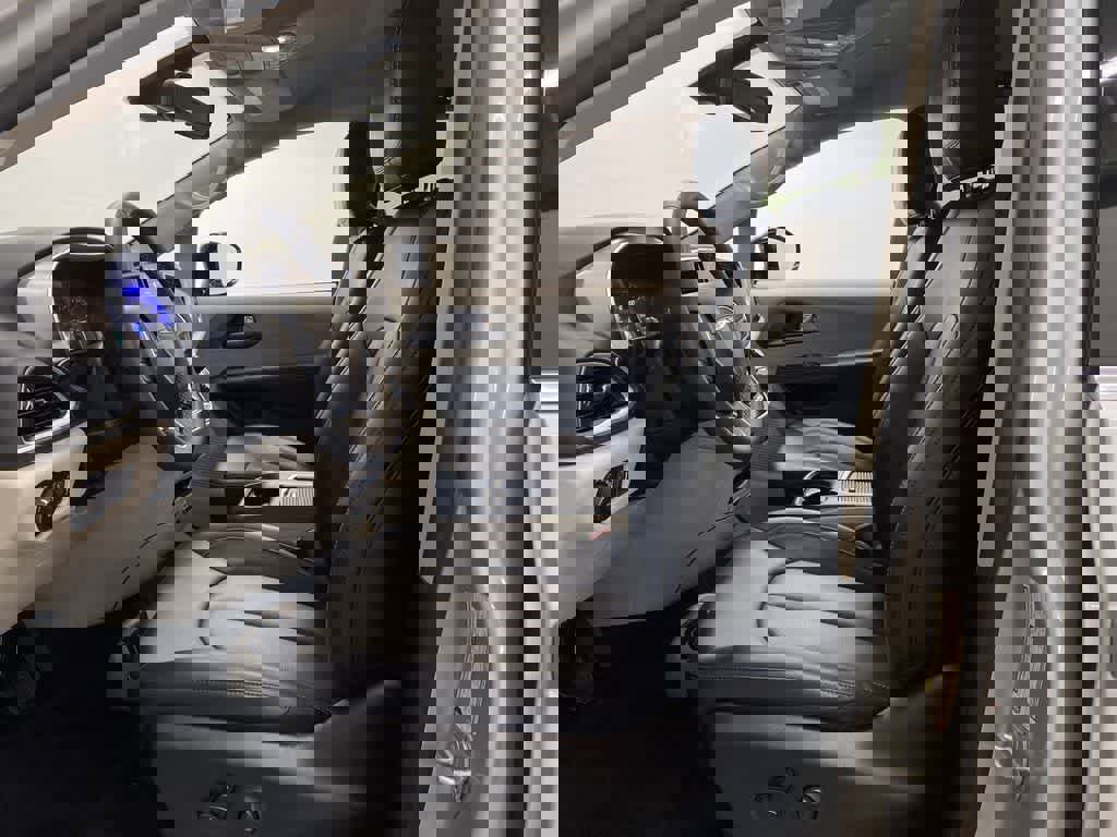 Used 2024 Chrysler Pacifica Touring-L image 13