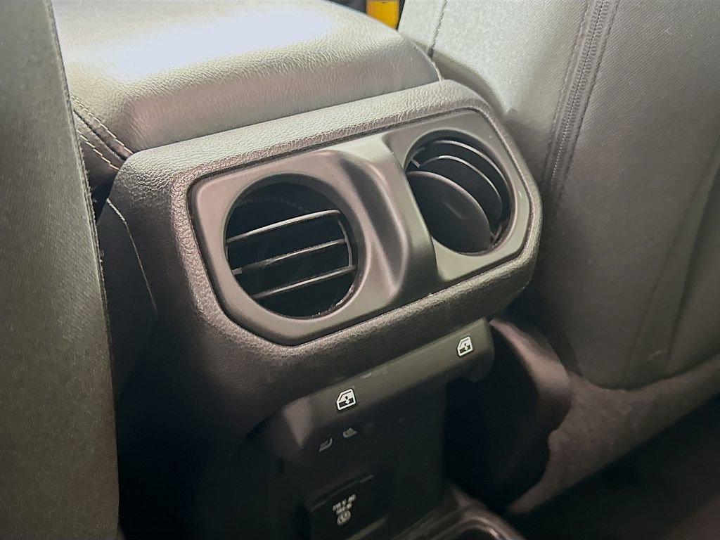 Used 2019 Jeep Wrangler Unlimited Sahara image 21