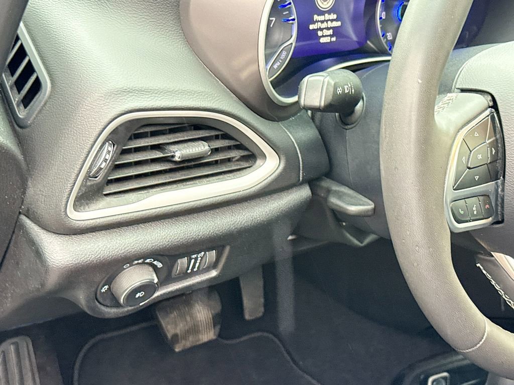 Used 2025 Chrysler Pacifica Select image 11