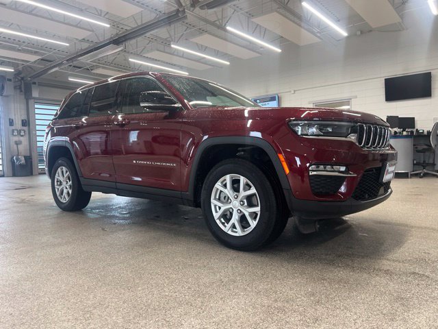 Used 2023 Jeep Grand Cherokee Limited w/ Luxury Tech Group II AWD/4WD image 3