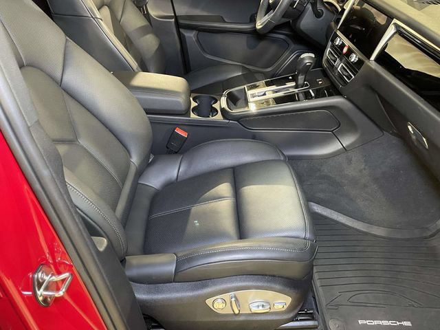 Certified 2026 Porsche Macan AWD/4WD image 24
