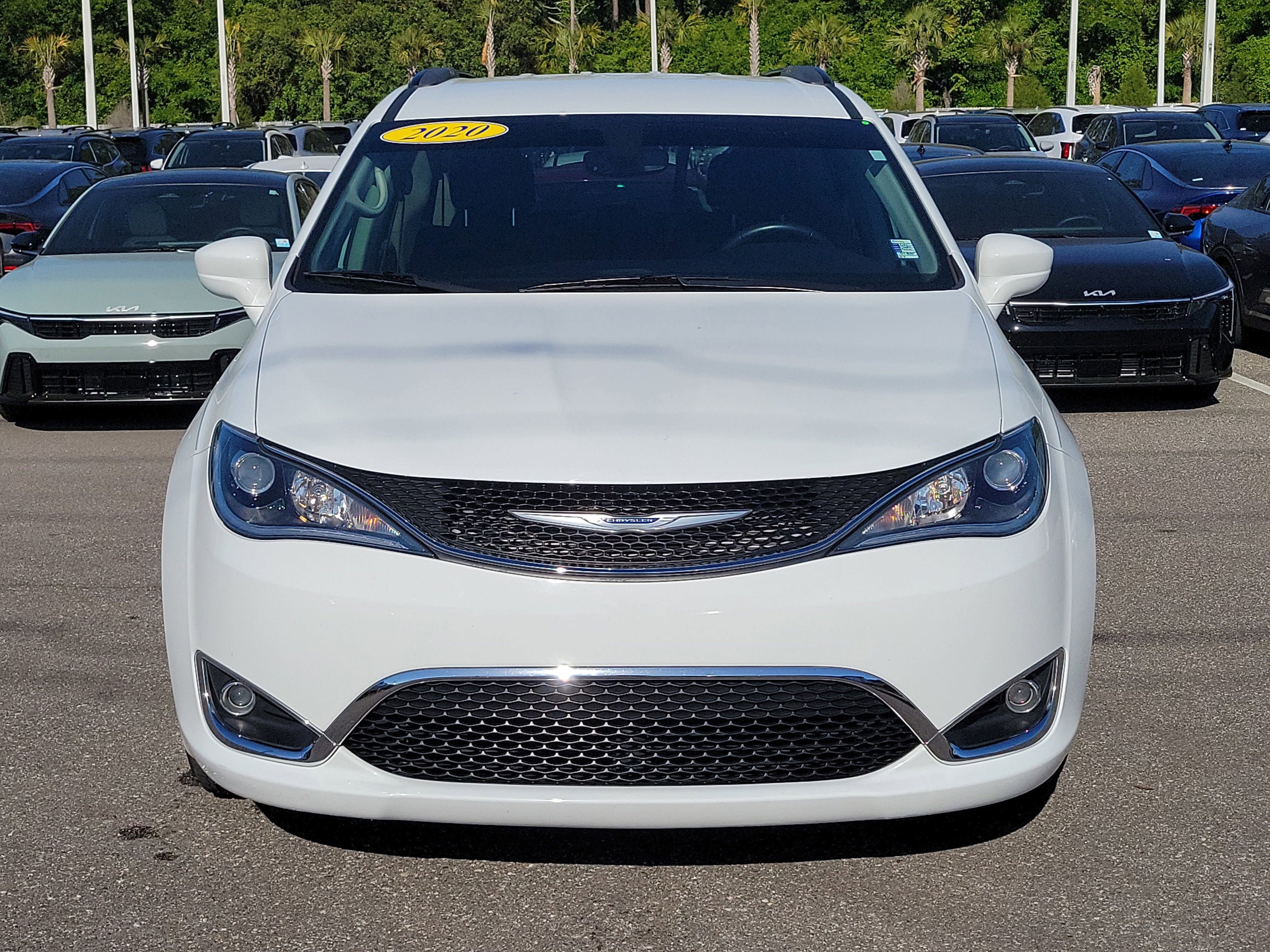 Used 2020 Chrysler Pacifica Touring w/ Cold Weather Group FWD image 2