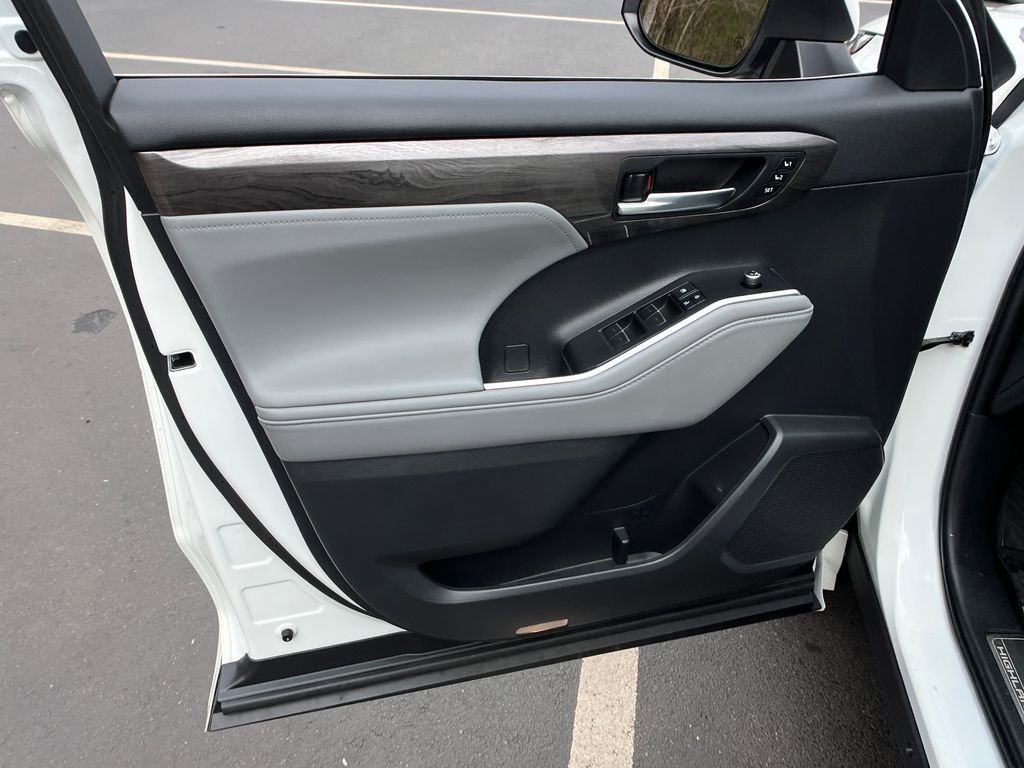 Used 2020 Toyota Highlander Platinum image 12