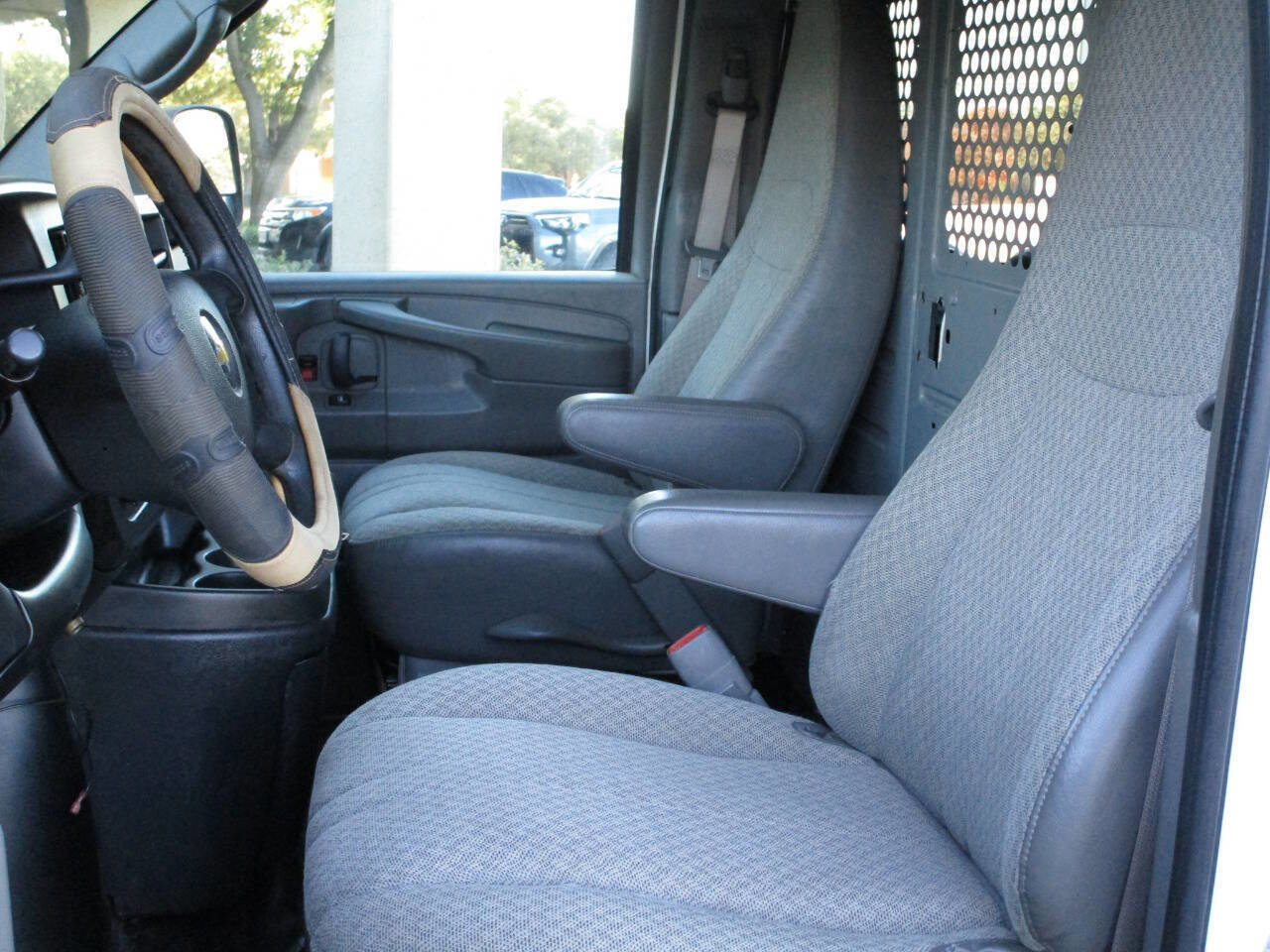 Used 2010 Chevrolet Express 2500 image 8