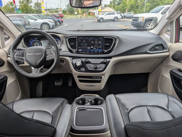 Used 2023 Chrysler Pacifica Touring-L FWD image 11