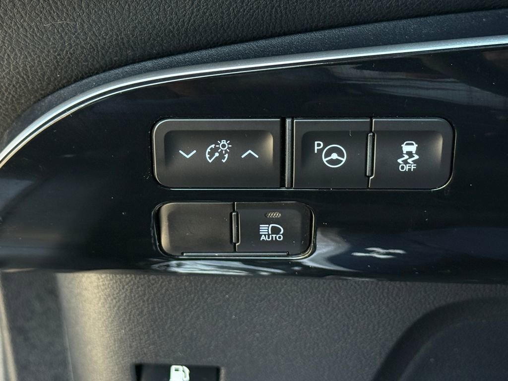 Used 2022 Toyota Prius LE image 29