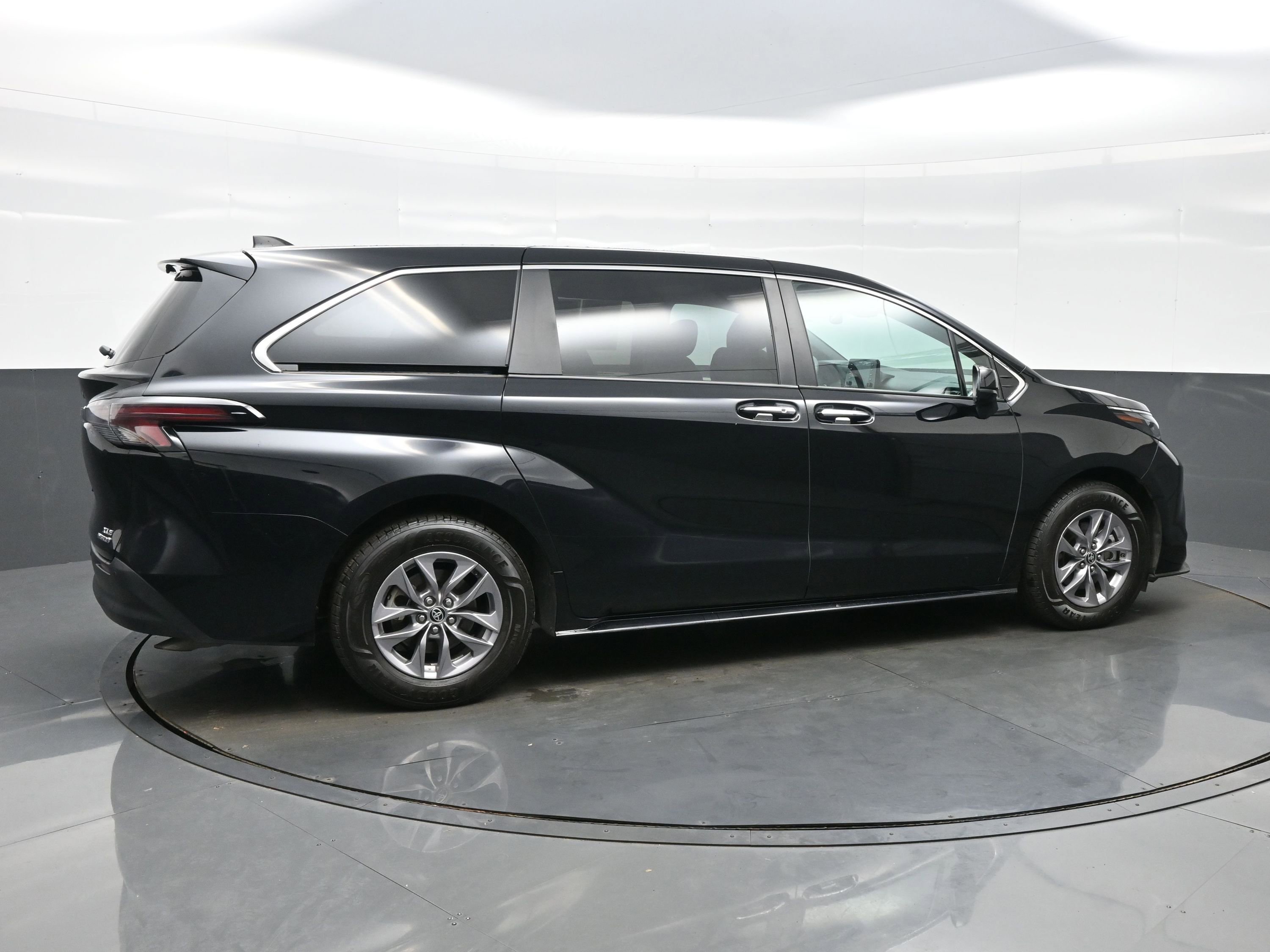 Used 2024 Toyota Sienna XLE AWD/4WD image 6