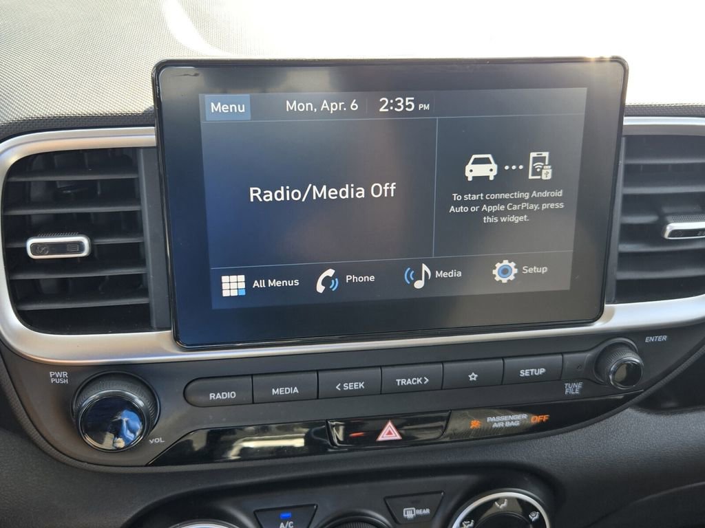 Certified 2025 Hyundai Venue SE FWD image 18