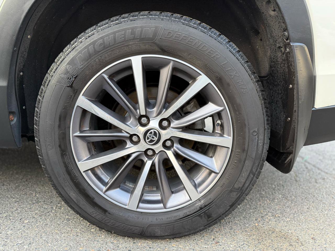Used 2019 Toyota Highlander XLE AWD/4WD image 30