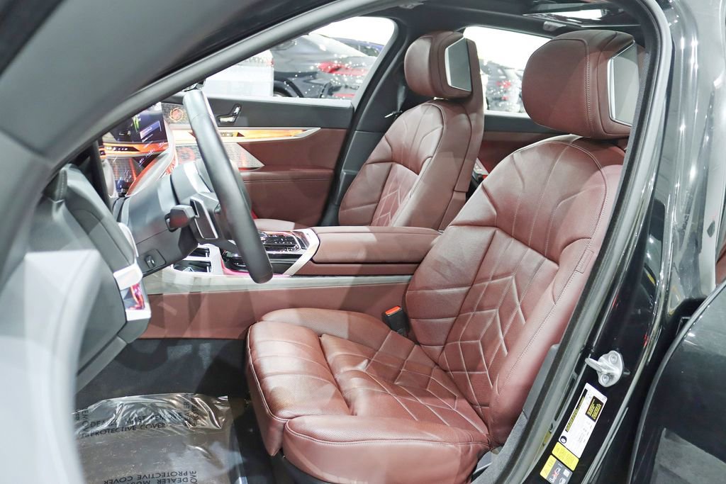 Used 2023 BMW i7 xDrive60 w/ Executive Package 2 image 29