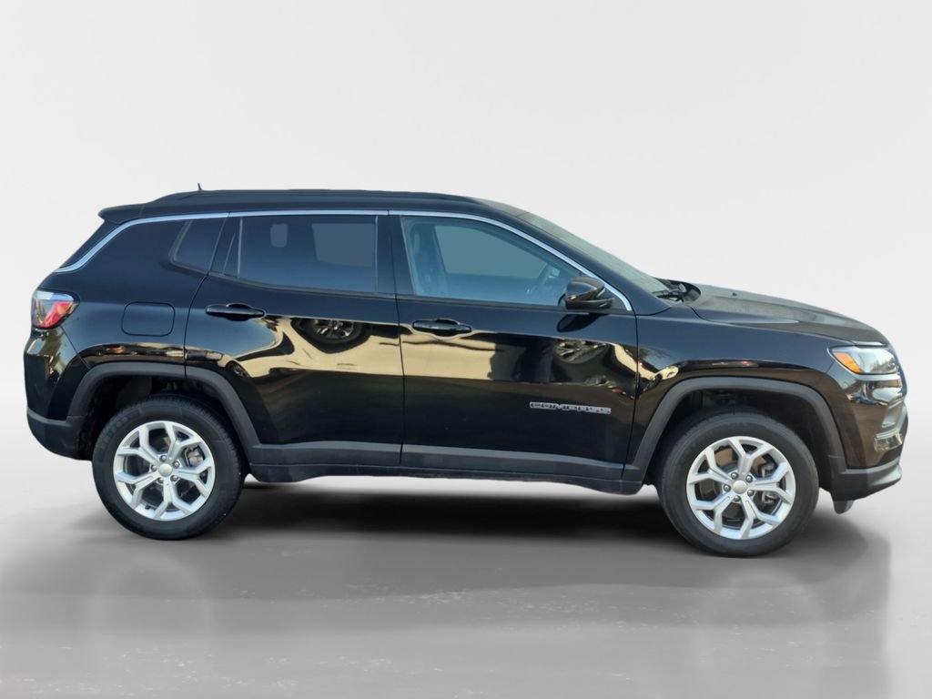 Used 2024 Jeep Compass Latitude AWD/4WD image 3
