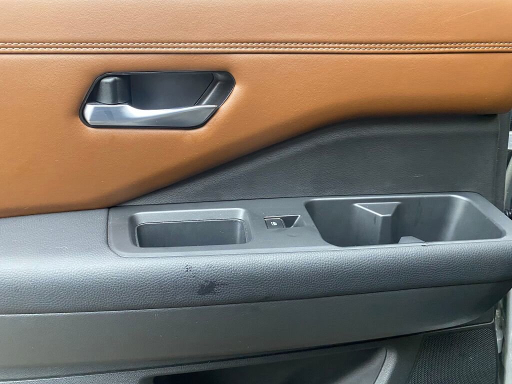 Used 2022 Nissan Pathfinder Platinum image 18