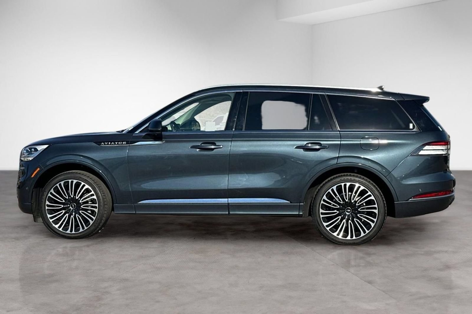 Used 2024 Lincoln Aviator Black Label AWD/4WD image 2