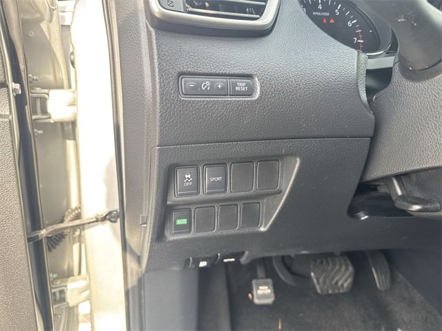 Used 2016 Nissan Rogue SV image 23