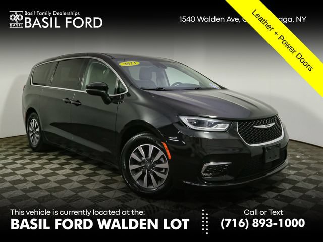 Used 2023 Chrysler Pacifica Touring-L FWD image 1