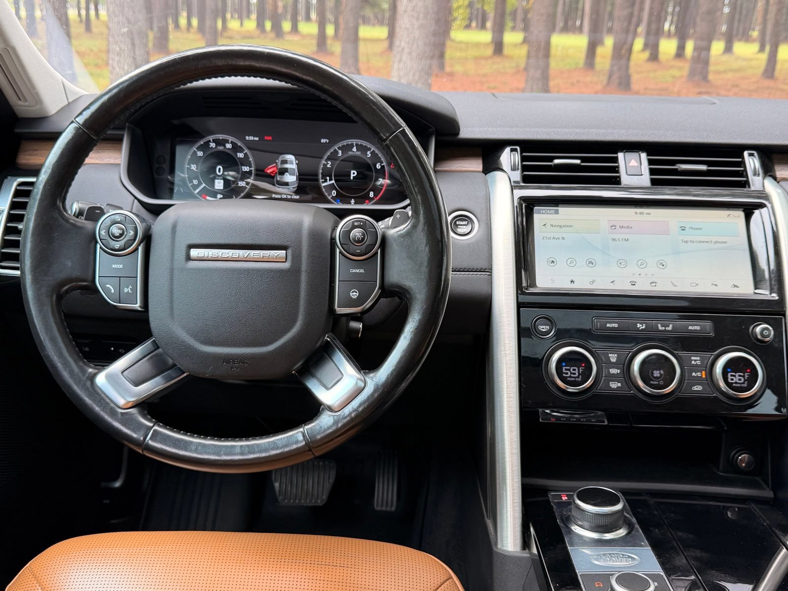 Used 2018 Land Rover Discovery HSE AWD/4WD image 3