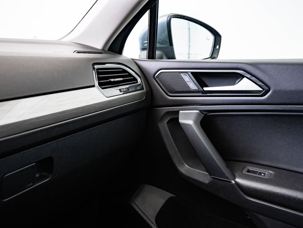 Used 2018 Volkswagen Tiguan SE AWD/4WD image 36