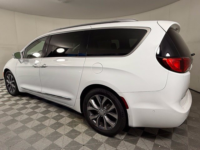 Used 2018 Chrysler Pacifica Limited w/ Tire & Wheel Group FWD image 4