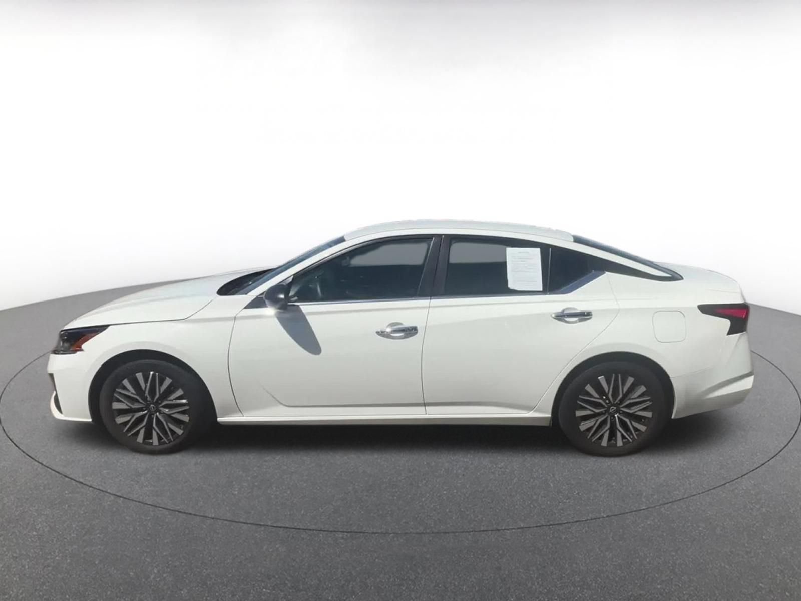 Used 2025 Nissan Altima 2.5 SV FWD image 9
