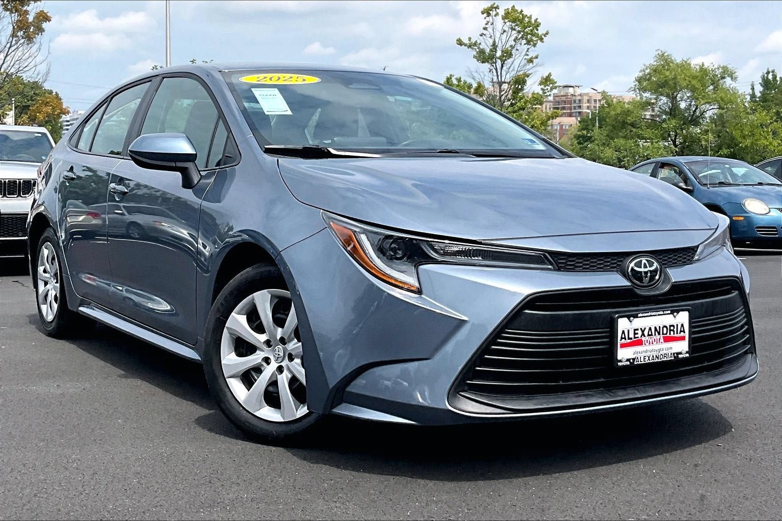 Used 2025 Toyota Corolla LE FWD image 2