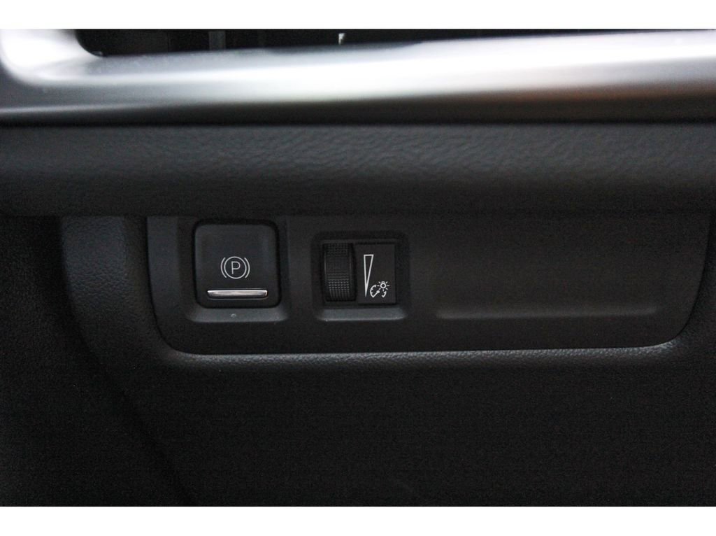 Used 2024 Cadillac XT4 Luxury w/ Cold Weather Package FWD image 19