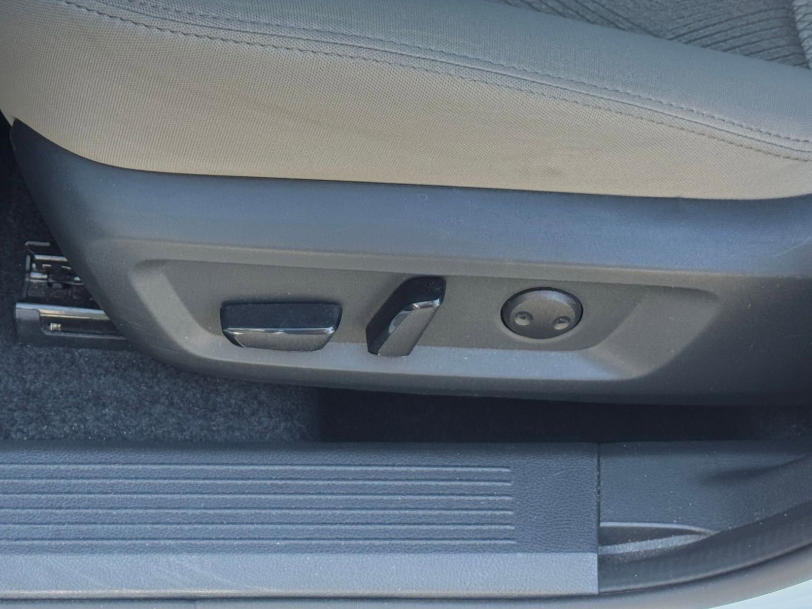 Used 2025 Nissan Rogue SV FWD image 22