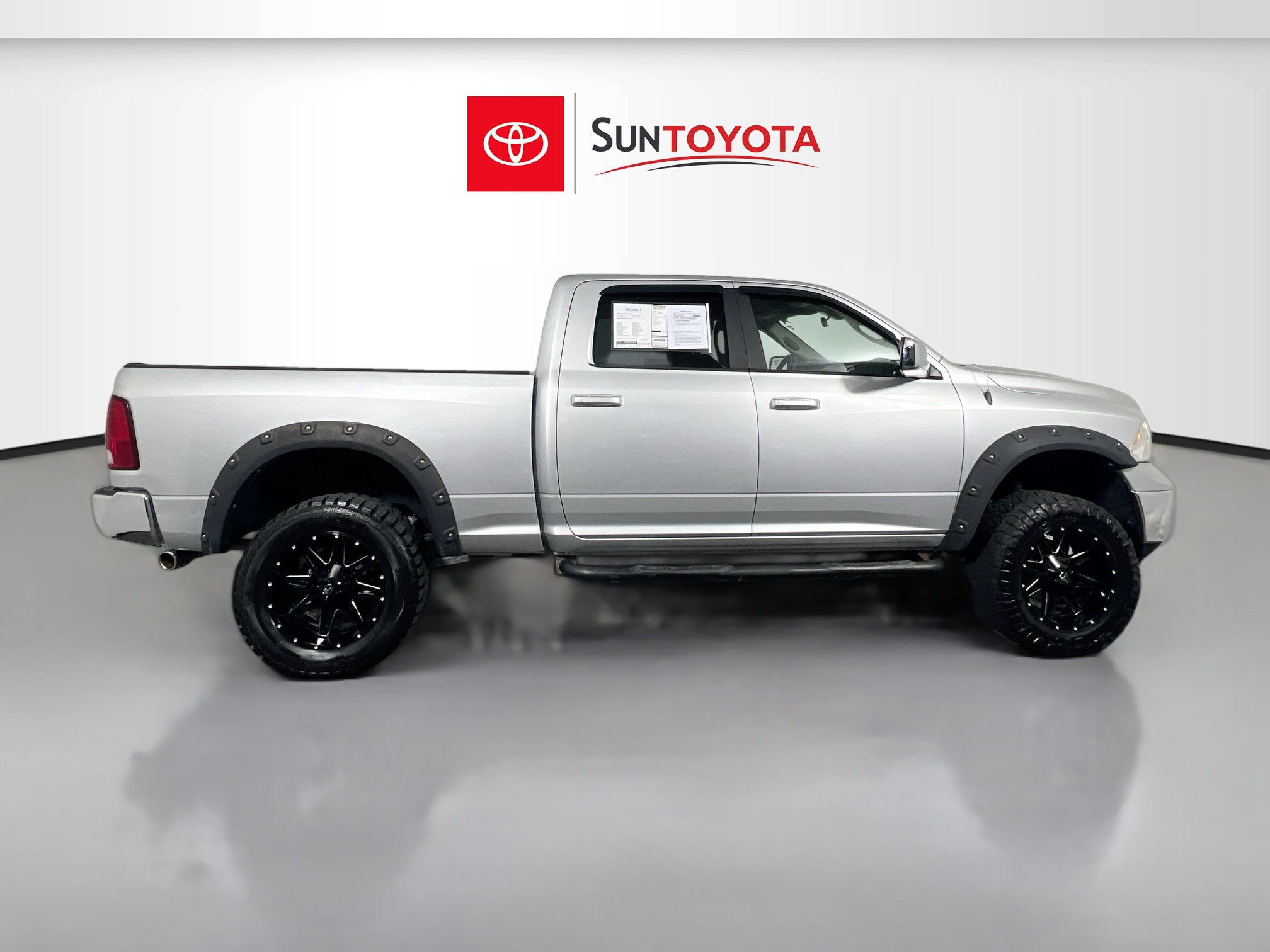 Used 2019 RAM 1500 Classic SLT AWD/4WD image 2