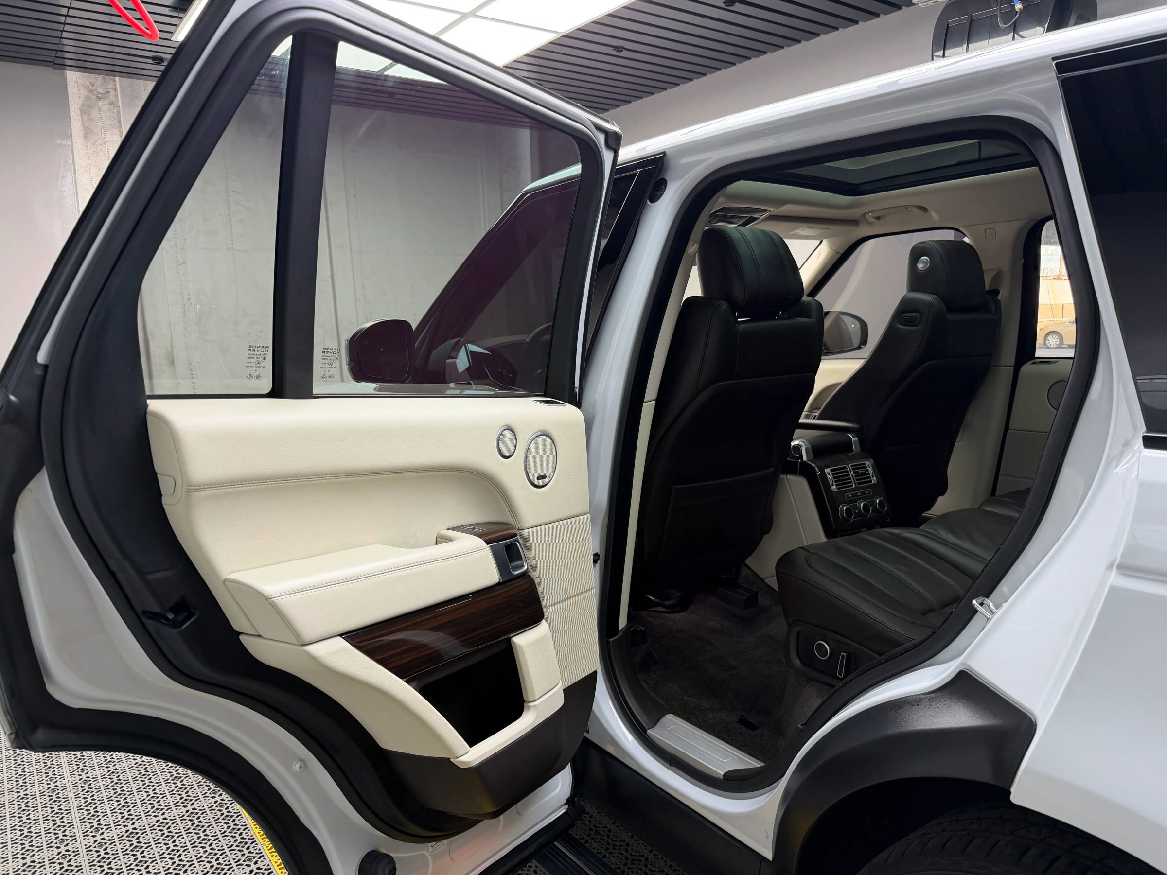 Used 2017 Land Rover Range Rover HSE image 13