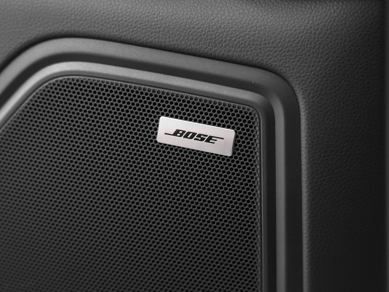 Certified 2025 Porsche Macan AWD/4WD image 37
