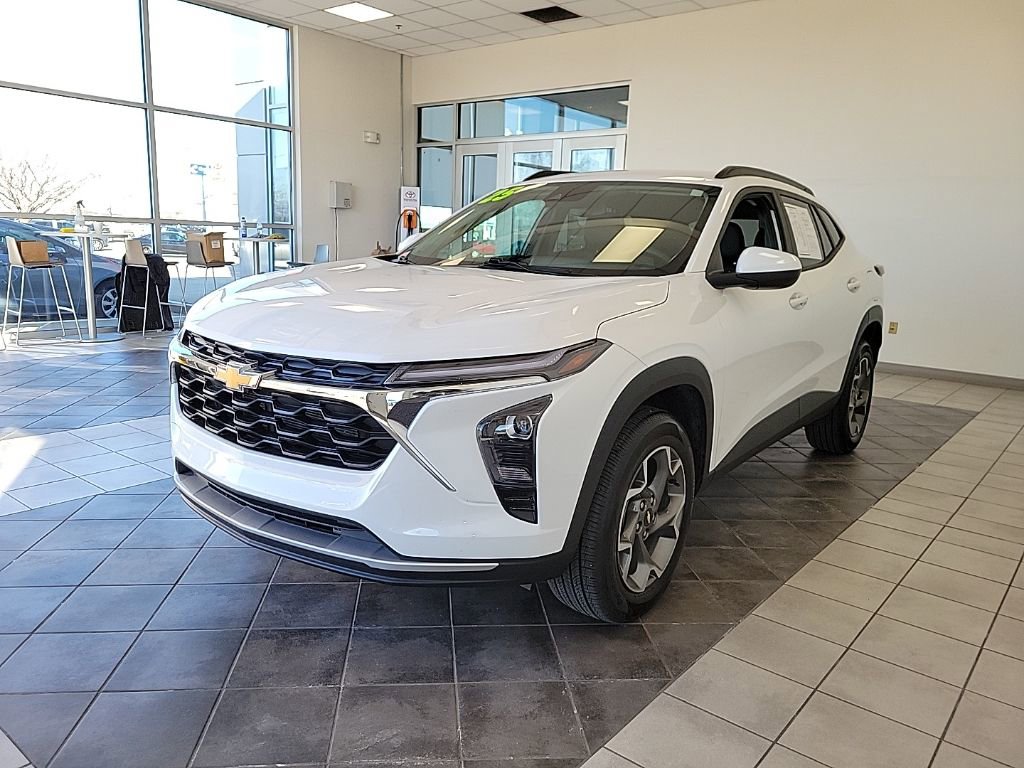 Used 2025 Chevrolet Trax LT w/ LT Convenience Package image 2