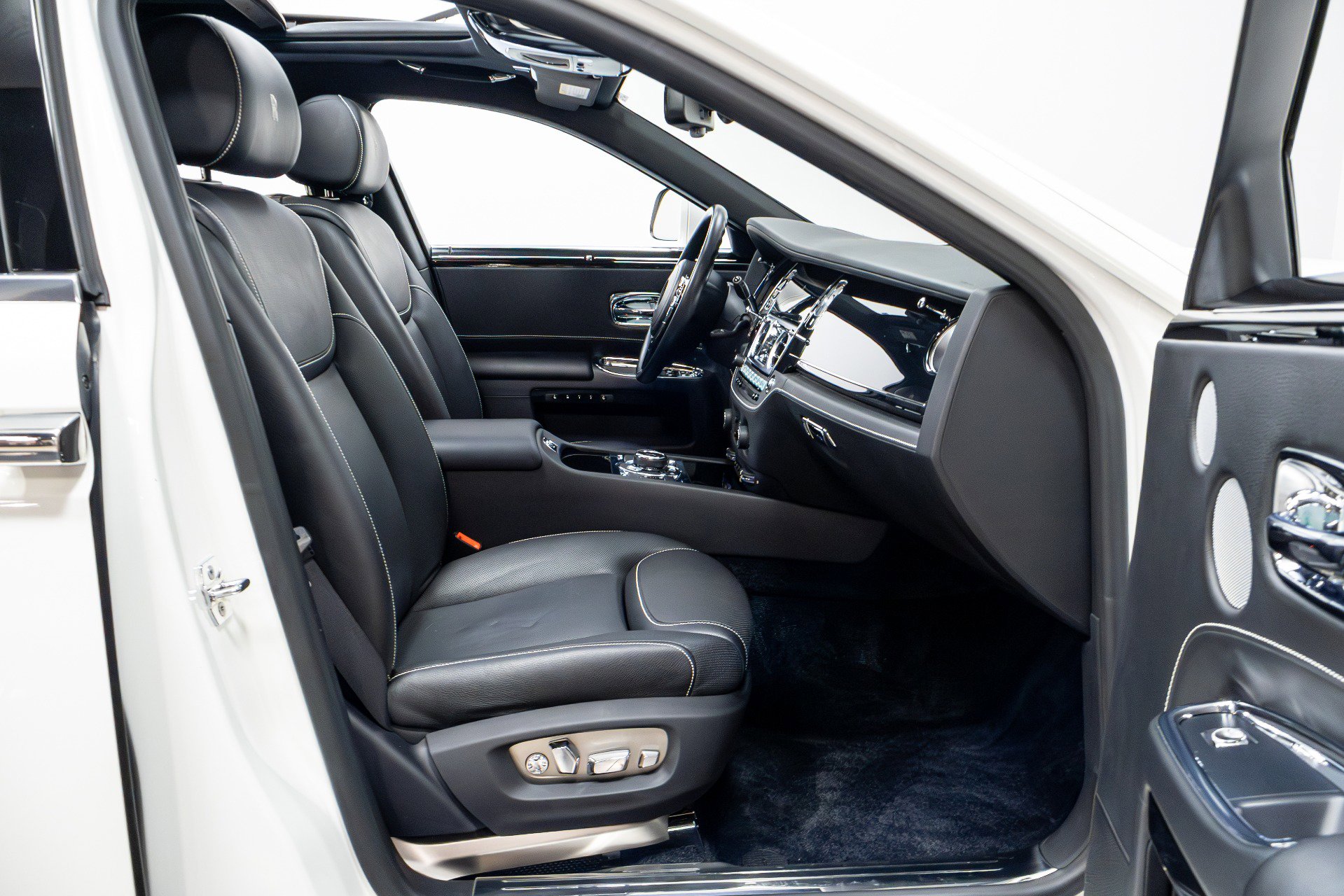 Used 2016 Rolls-Royce Ghost image 30