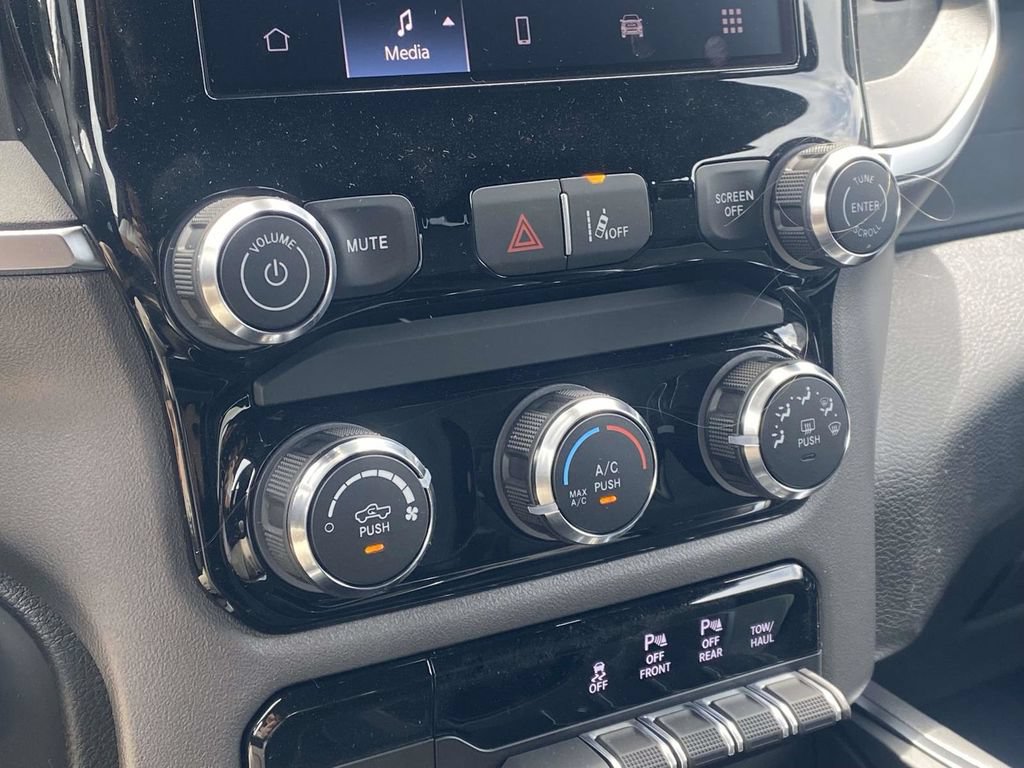 New 2026 RAM 1500 Express AWD/4WD image 22