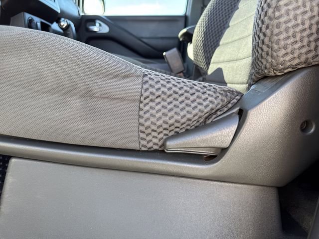 Used 2013 Nissan Frontier SV image 9