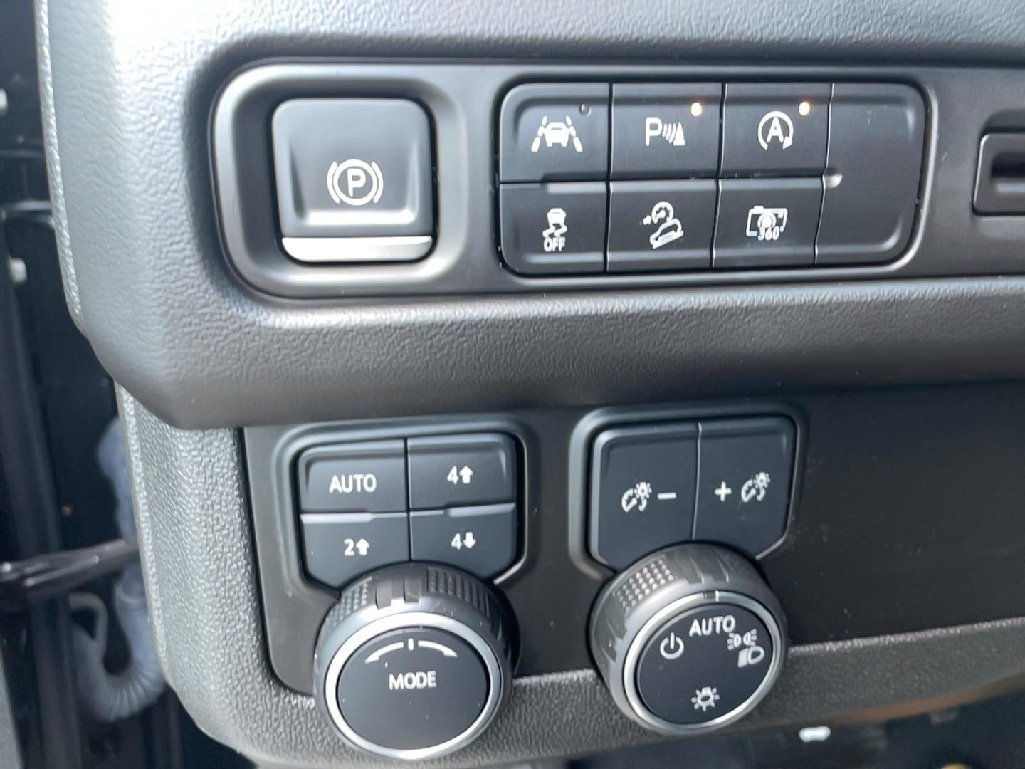 Used 2023 Chevrolet Suburban Z71 w/ Luxury Package AWD/4WD image 22